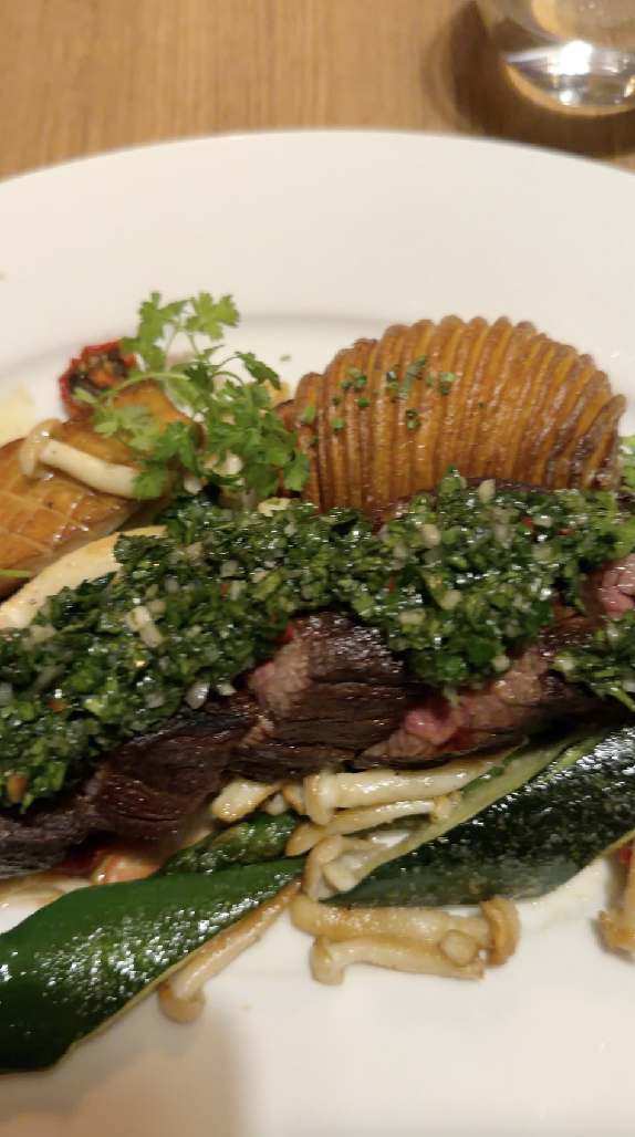 Rimtas patiekalas nusiteikusiems rimtai pavalgyt. Gurmanams?
Mėsytė su tuo dūmo 