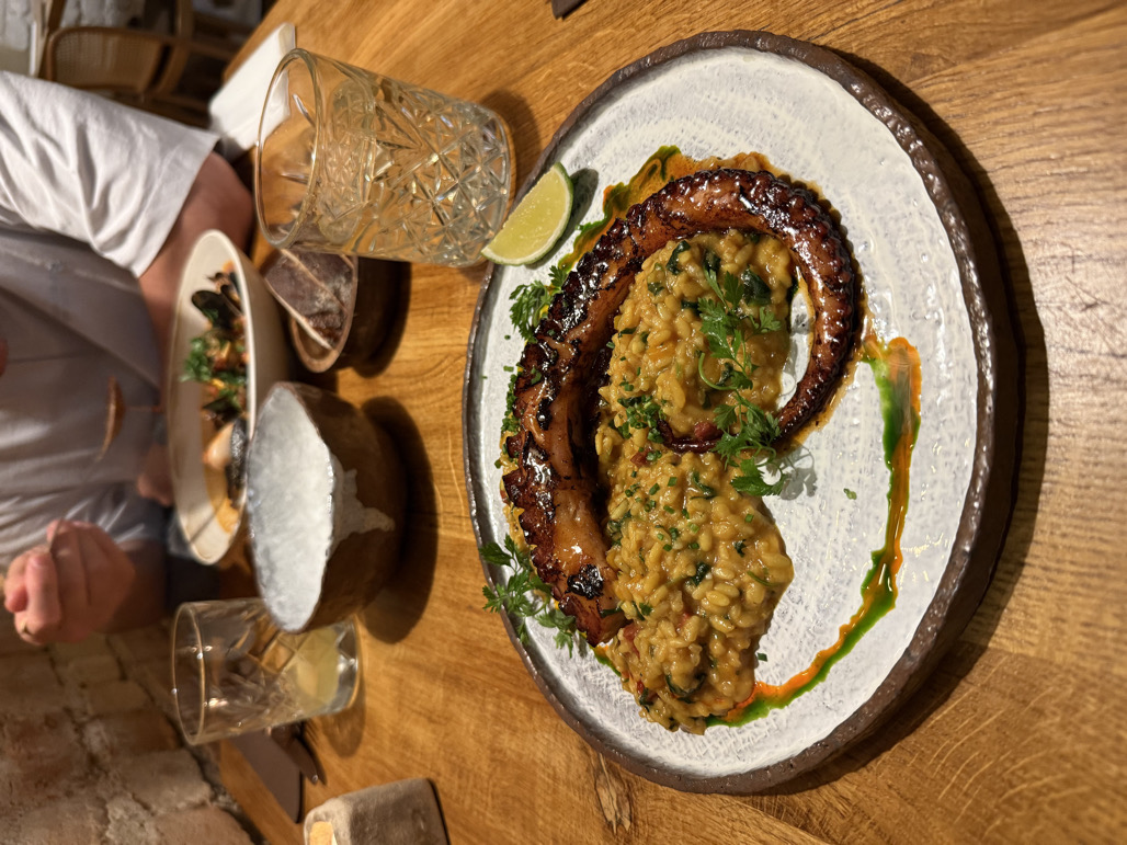 Jokių priekaištų! Nerealiai minkštas aštuonkojis, puikus risotto! Rekomenduoju!