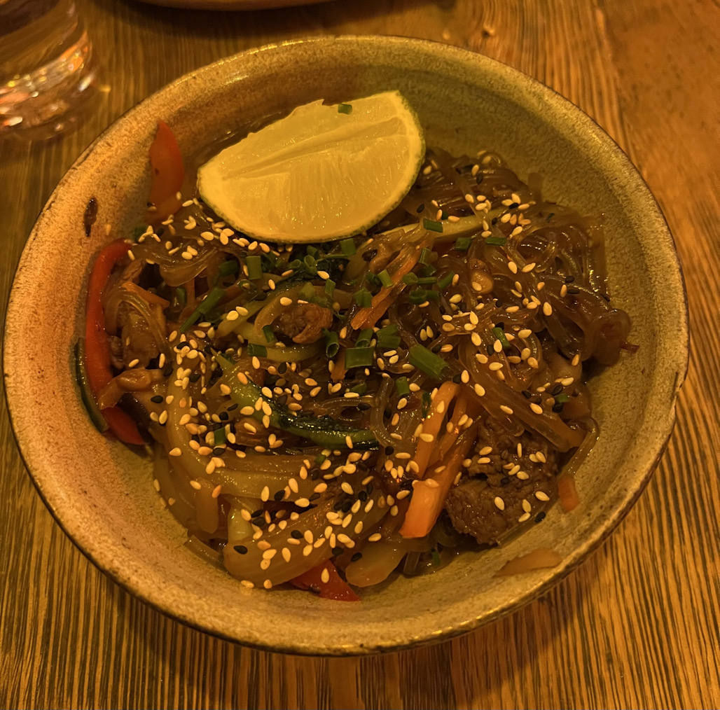 Pavadinimas atitiko realybę, čepsėjau su malonumu. Minkšta jautiena, gausu makar