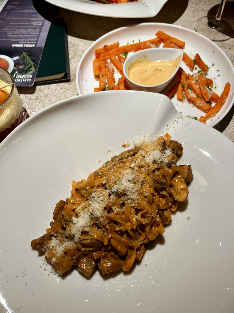 Skanu, kremiška. Tik ant galo liko daug jautienos ir mažai makaronų, nežinau ar 