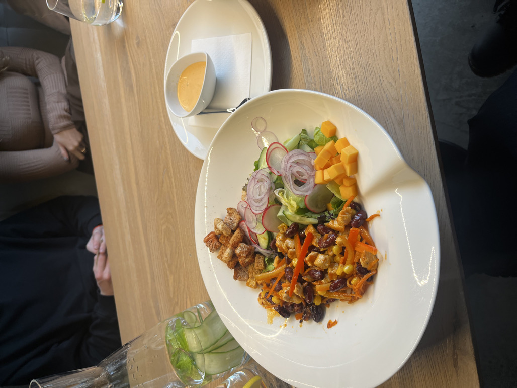 salotos buvo su vištiena ir aštriu majonezo harissa padažu. kaip ir skanu, bet v