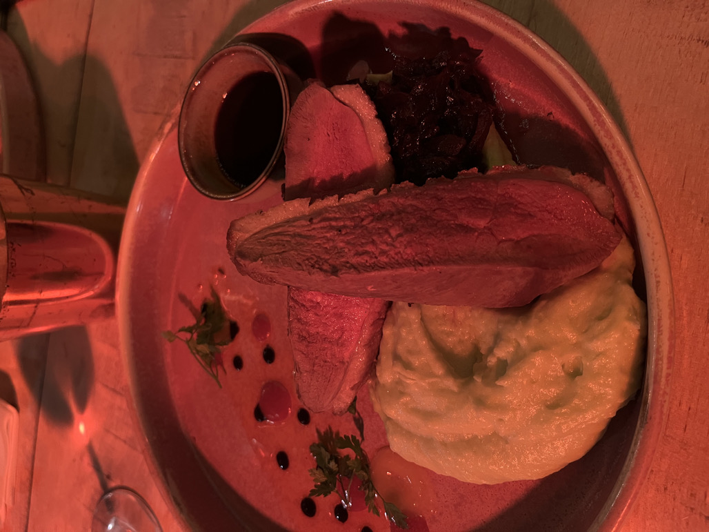 Buvo skanu ir gardu. Antiena puikiai iškepta, garnyrai įdomūs ir puikiai parinkt