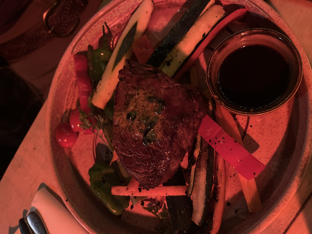 Sultingas ir minkštas jautienos gabalas su nuostabiai kvepiančiomis grilio daržo