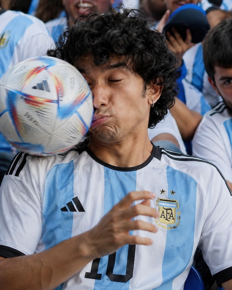ARGENTINA FOOTBALL SUPPORTER  - BALL ACCIDENTALLY FLIES