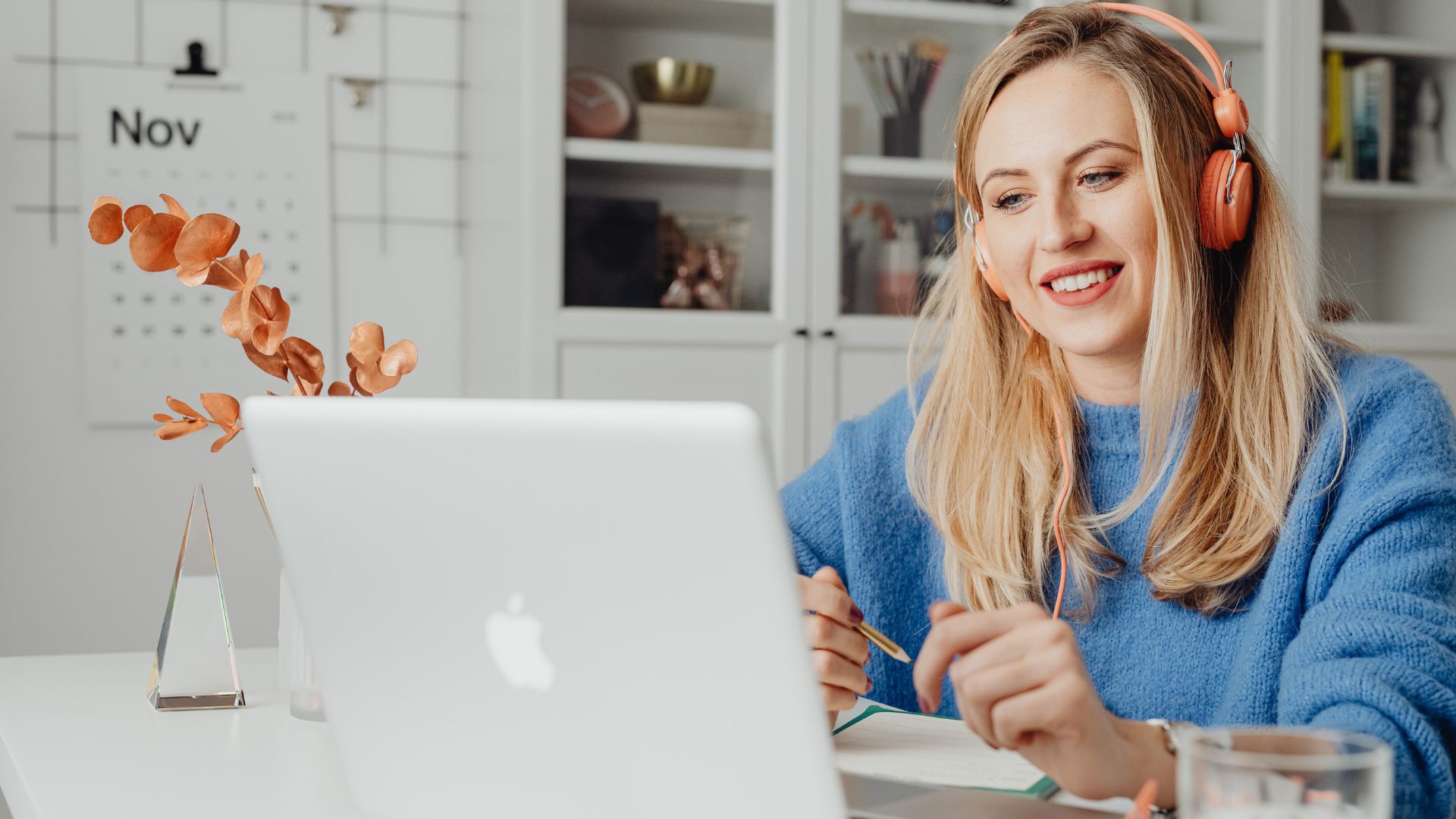 Persona trabajando productivamente desde casa en un espacio ergonómico y bien iluminado.