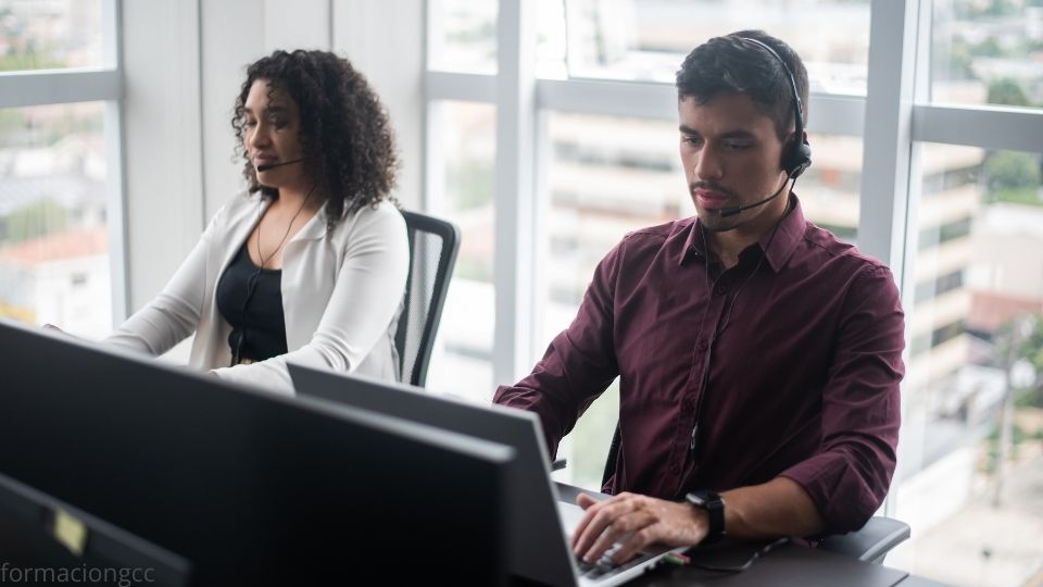 Teleoperador aplicando las 6 etapas del proceso de ventas y recobro de deudas en call center.