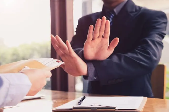 Teleoperador gestionando objeciones de ventas con escucha activa y cerrando un trato exitoso.