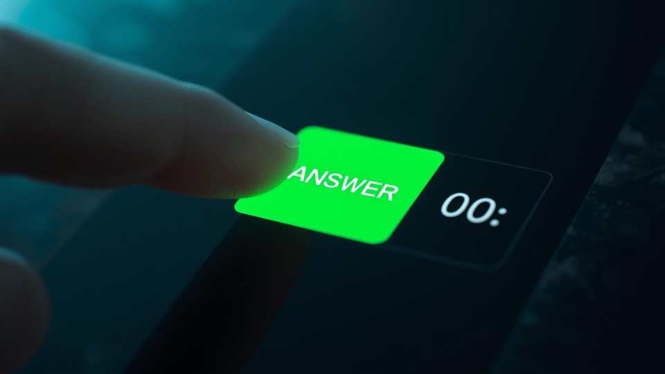 Operador de call center gestionando llamadas entrantes para cumplir con el tiempo de respuesta promedio (ASA).