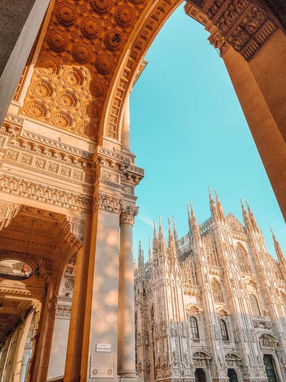 3 hours to sightseeing and shopping in Milan