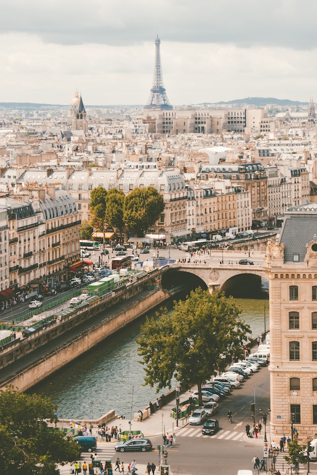 Uncover the Secrets of Paris: Exploring the Eiffel Tower — photo 2