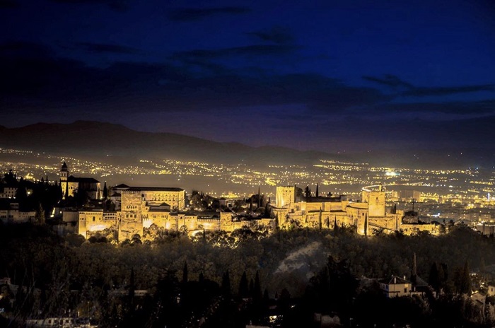 Visit Granada with detailed experiences