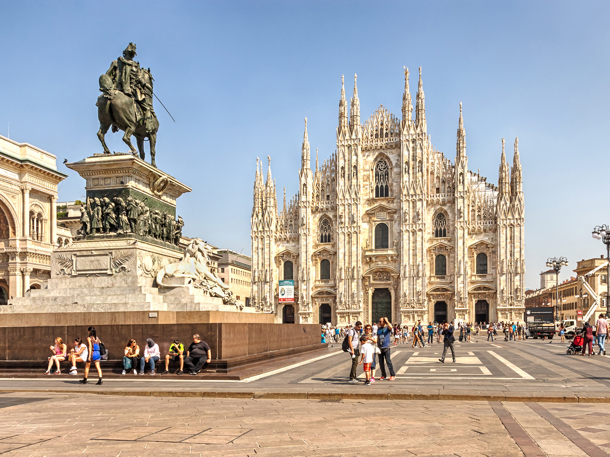 Walking tour of Milan