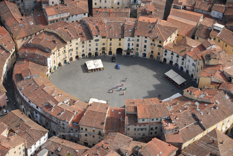 Paseo por la Piazza dell'Anfiteatro
