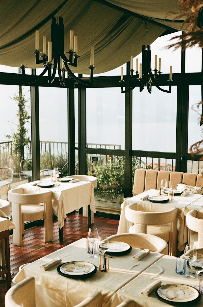 Almuerzo en un restaurante junto al lago