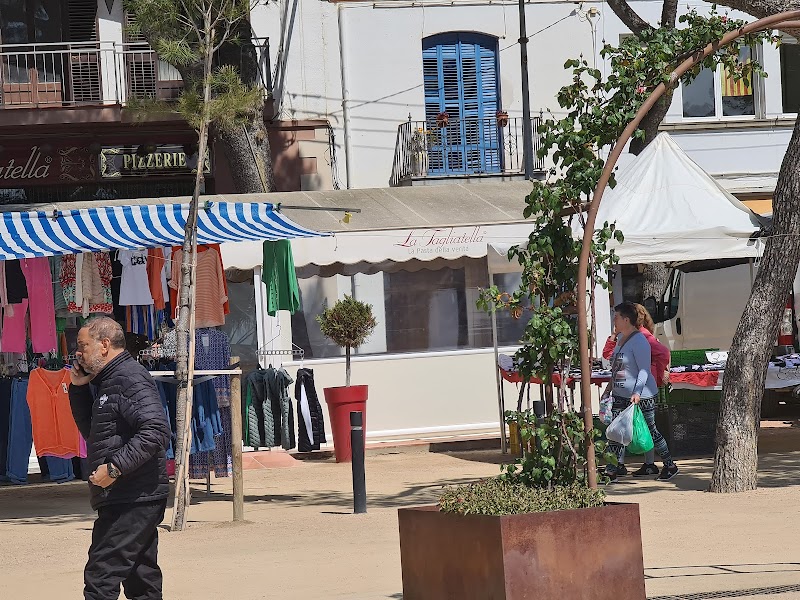 Nachtmarkt an der Strandpromenade von Blanes