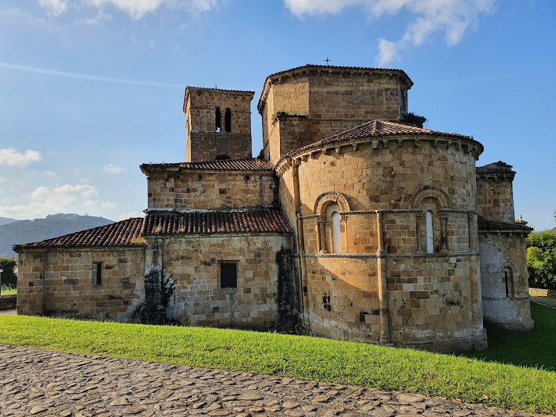 Colegiata de Santa Cruz de Castañeda