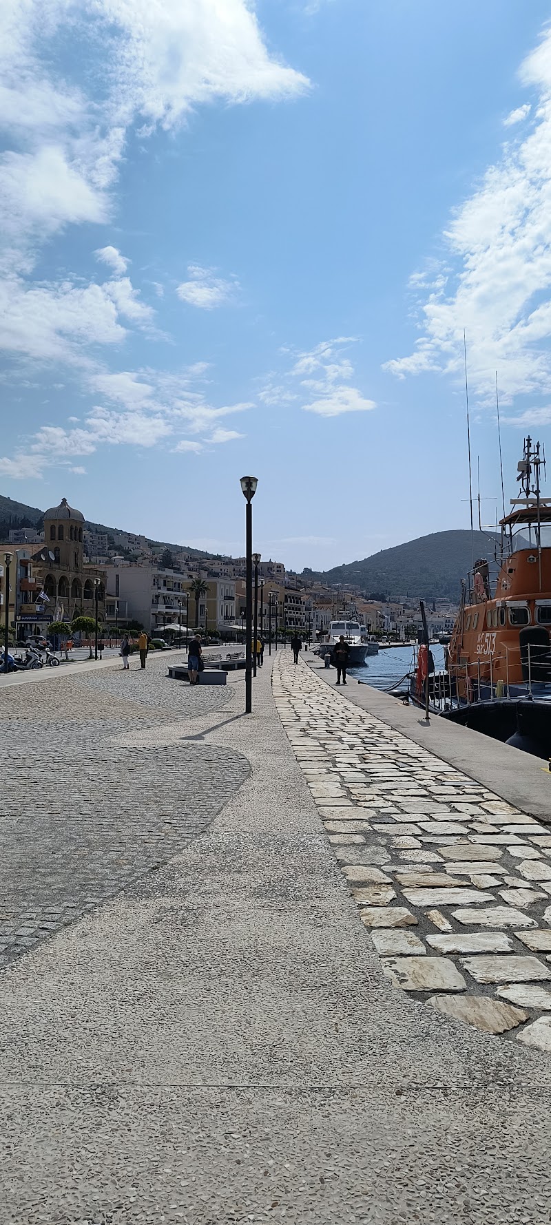Paseo por el puerto de Samos