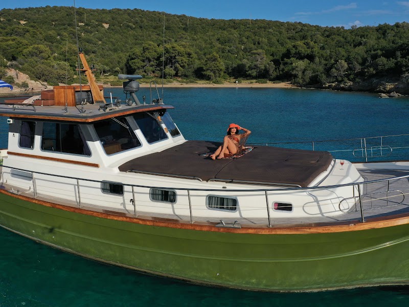 Paseo en barco por la costa de Poros