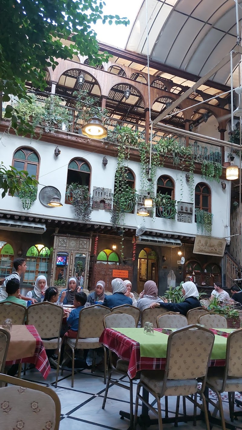 استراحة غداء في أحد مطاعم دمشق القديمة