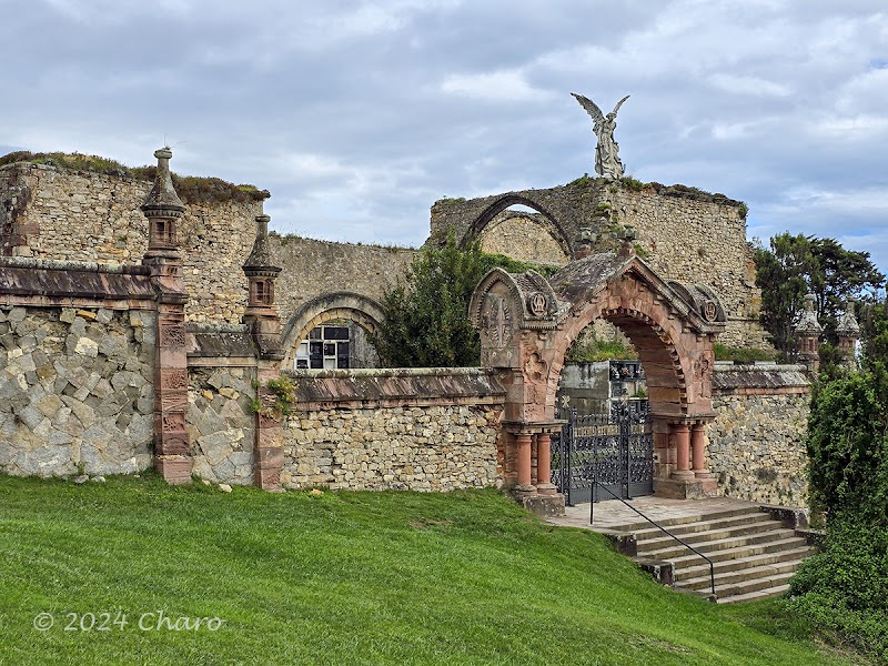Ruinas de la iglesia antigua gotica de Comillas s. XVI