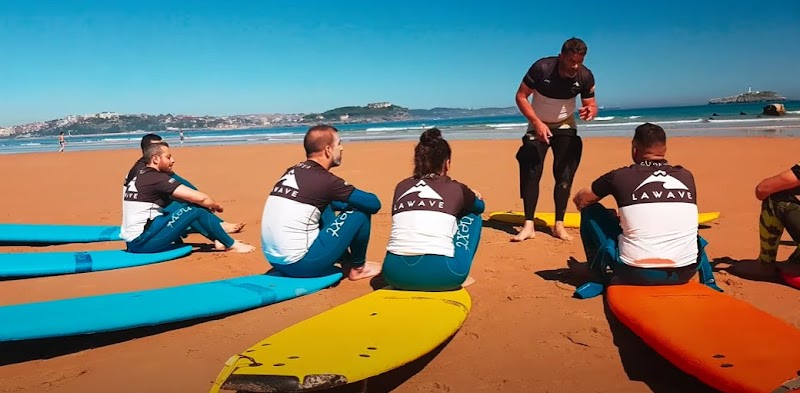 Clase de surf en La Wave Surf Somo School & Shop