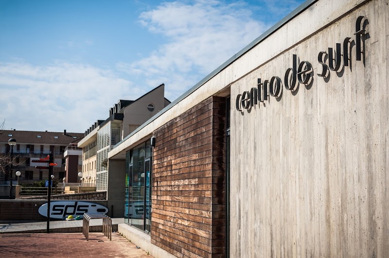 Paseo por el centro de Somo y compras en tiendas de surf