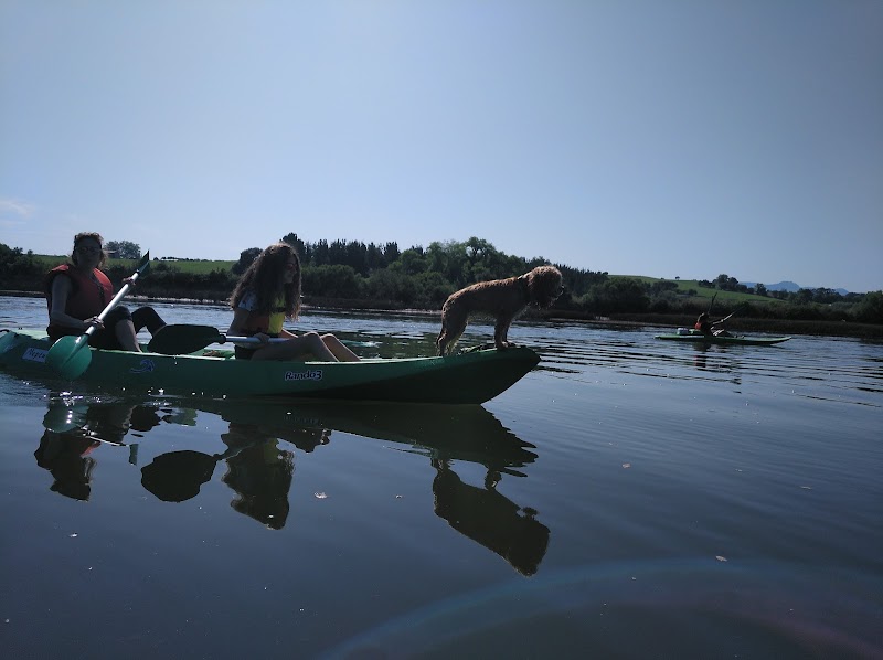 Kayak por la ria de Cubas con Neptuno Aventura