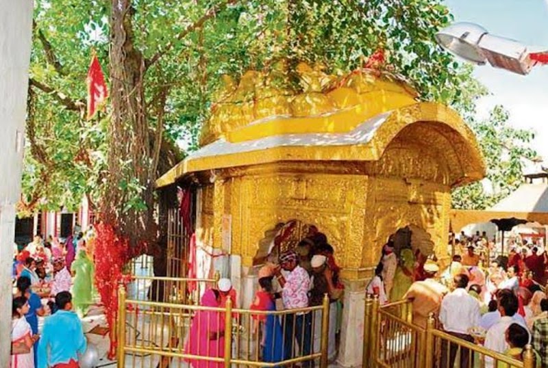 Group Photo Session at Chintpurni Temple