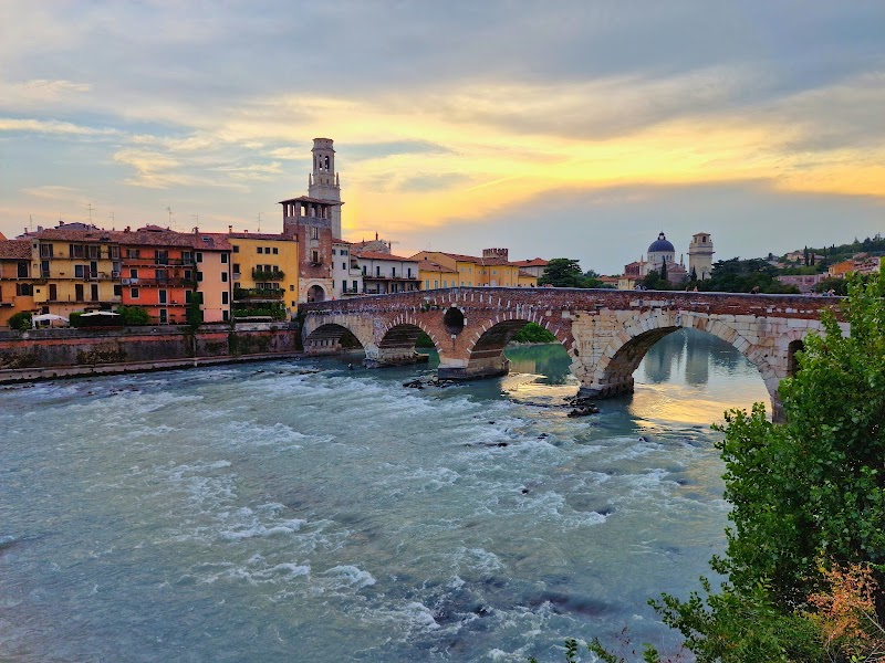 Paseo por el Ponte Pietra y orillas del Adige