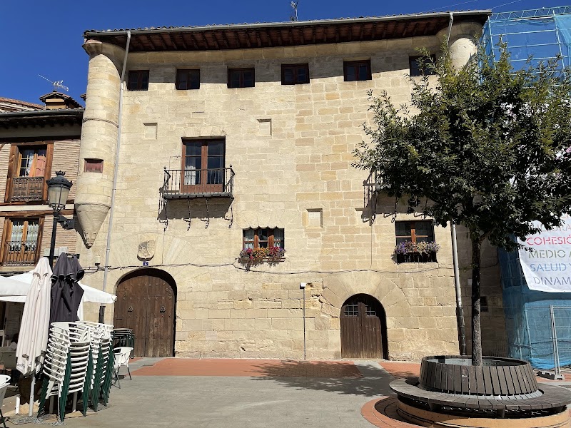 Casa de los Urbina y Plaza de España