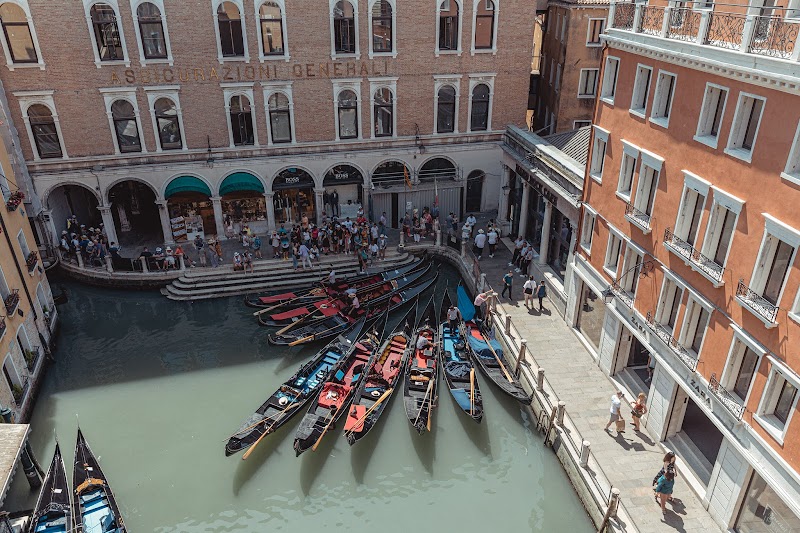 Paseo en góndola por los canales de Venecia
