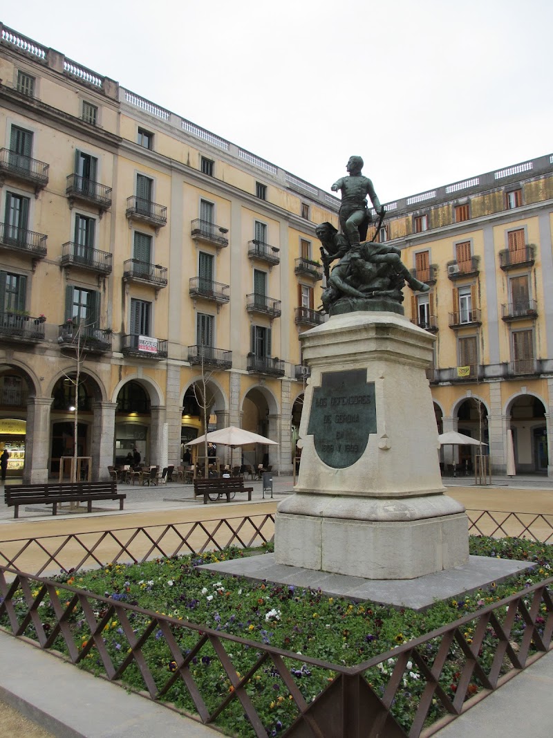 Visita a la Plaça de la Independència y cafés históricos