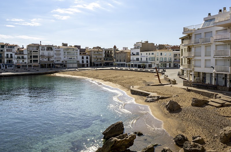 Paseo por el casco antiguo y playas de La Escala
