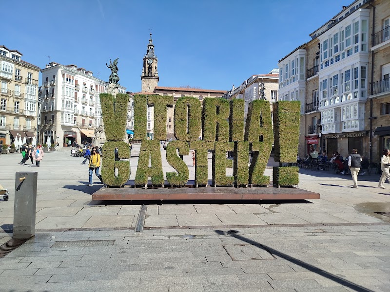 Tarde en Plaza de La Virgen Blanca