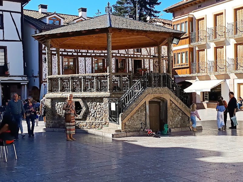 Regreso a Ezcaray y paseo por la Plaza del Quiosco