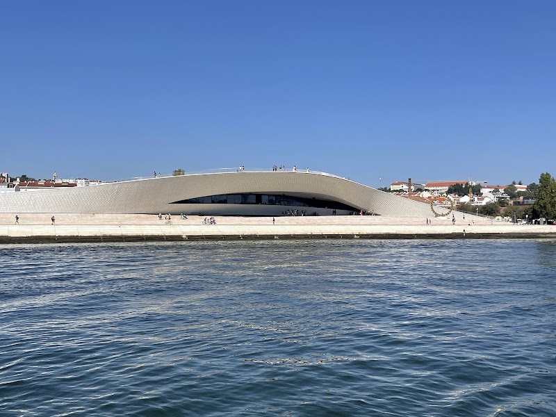 MAAT - Museu de Arte, Arquitetura e Tecnologia (exterior y paseo ribereño)