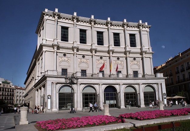 Paseo por la Plaza de Oriente y Teatro Real