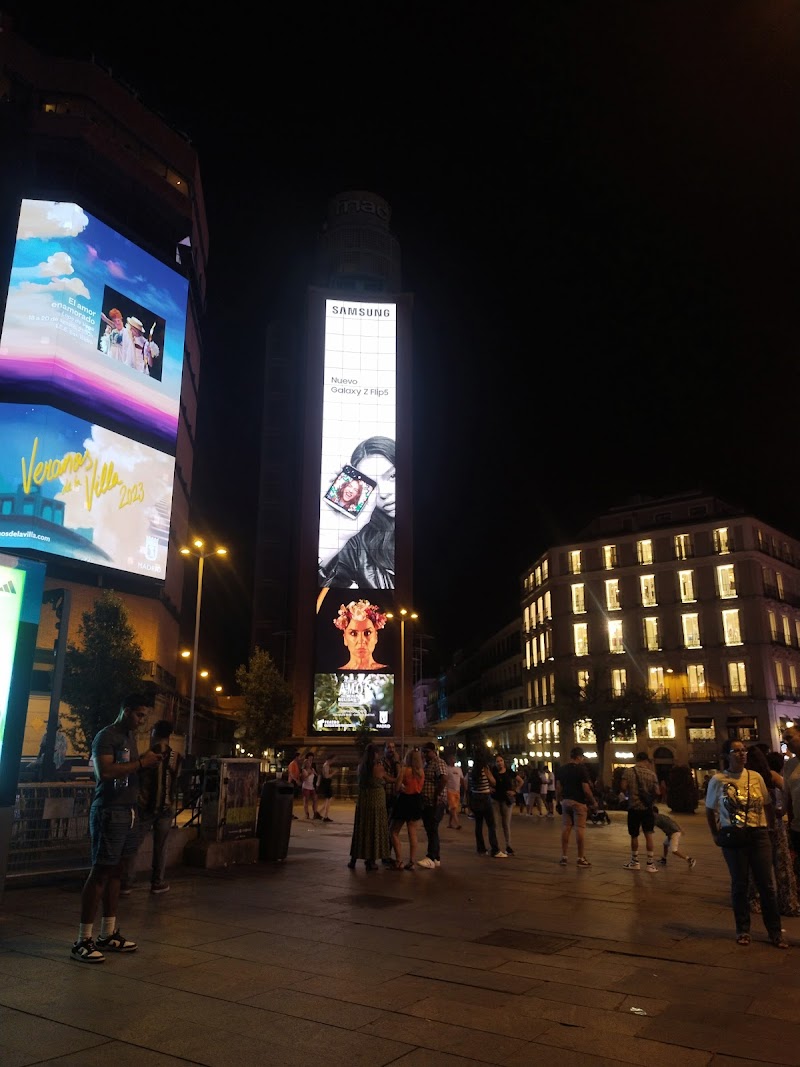 Paseo por la Plaza de España y Gran Vía
