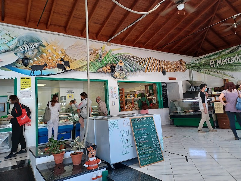 Paseo por el mercadillo artesanal de Haría