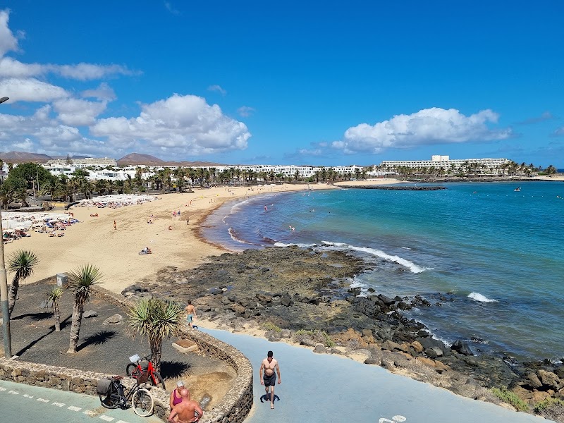 Paseo por Costa Teguise y baño en Playa de Las Cucharas