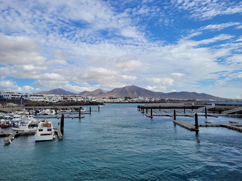 Paseo por el puerto de Playa Blanca