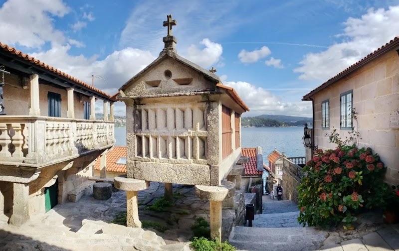 Paseo por el casco histórico y hórreos de Combarro