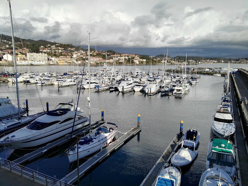 Paseo por el puerto deportivo y centro de Sanxenxo