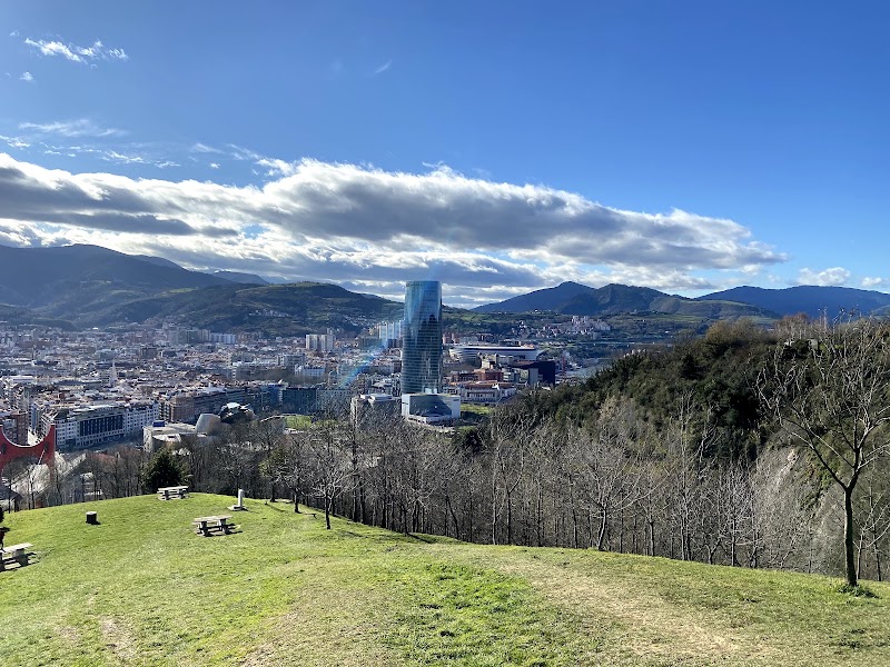 Bilbao - Luglio: Passeggiata mattutina lungo il Paseo de Abandoibarra