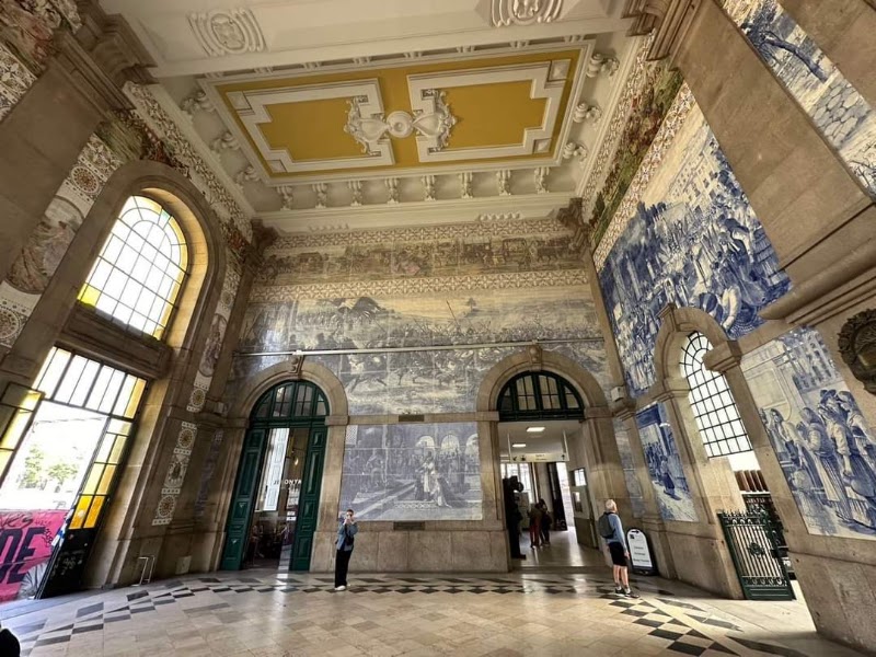 Estación de São Bento: arte en azulejos