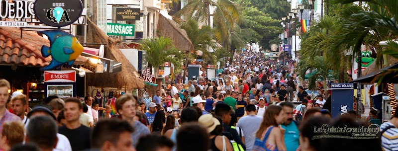 Stroll along Quinta Avenida