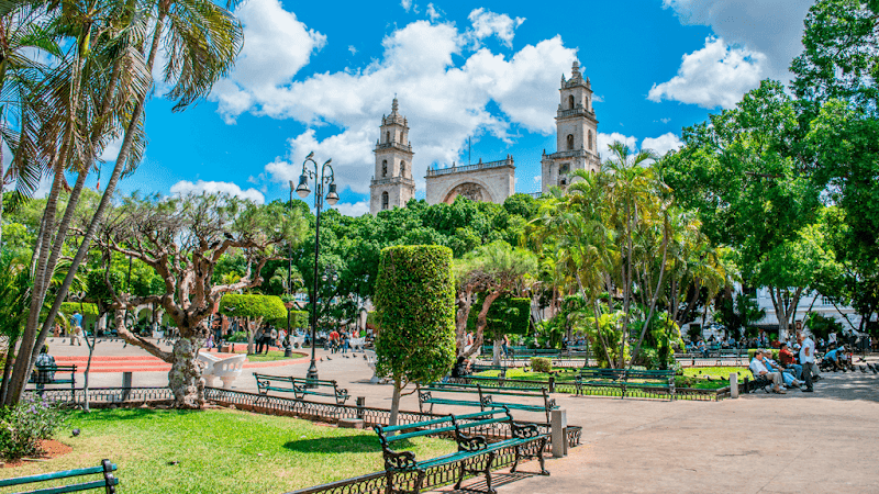 Explore Plaza Grande & Catedral de Mérida