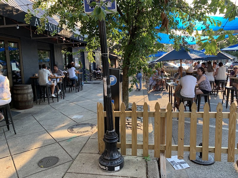 Paseo por Hampden y The Avenue