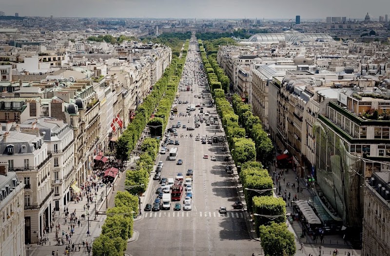 Paseo por la Avenue des Champs-Élysées y Arco de Triunfo (exterior)