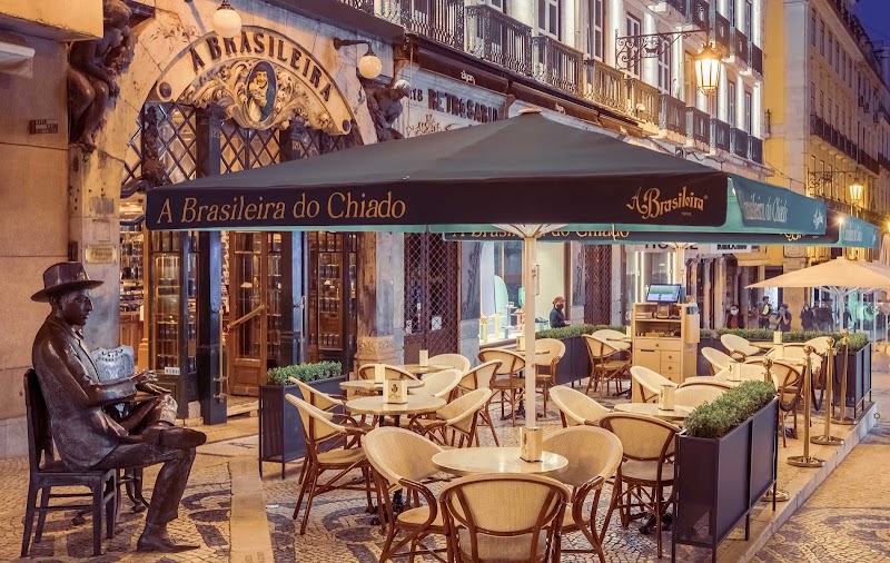 Café en A Brasileira y foto con Fernando Pessoa